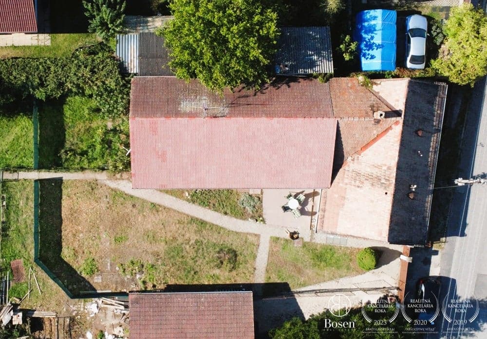RODINNÝ DOM S DVOMA SAMOSTATNÝMI ČASŤAMI – BÝVANIE HNEĎ A PROJEKT DO BUDÚCNOSTI | VEĽKÝ BIEL – fotka 2