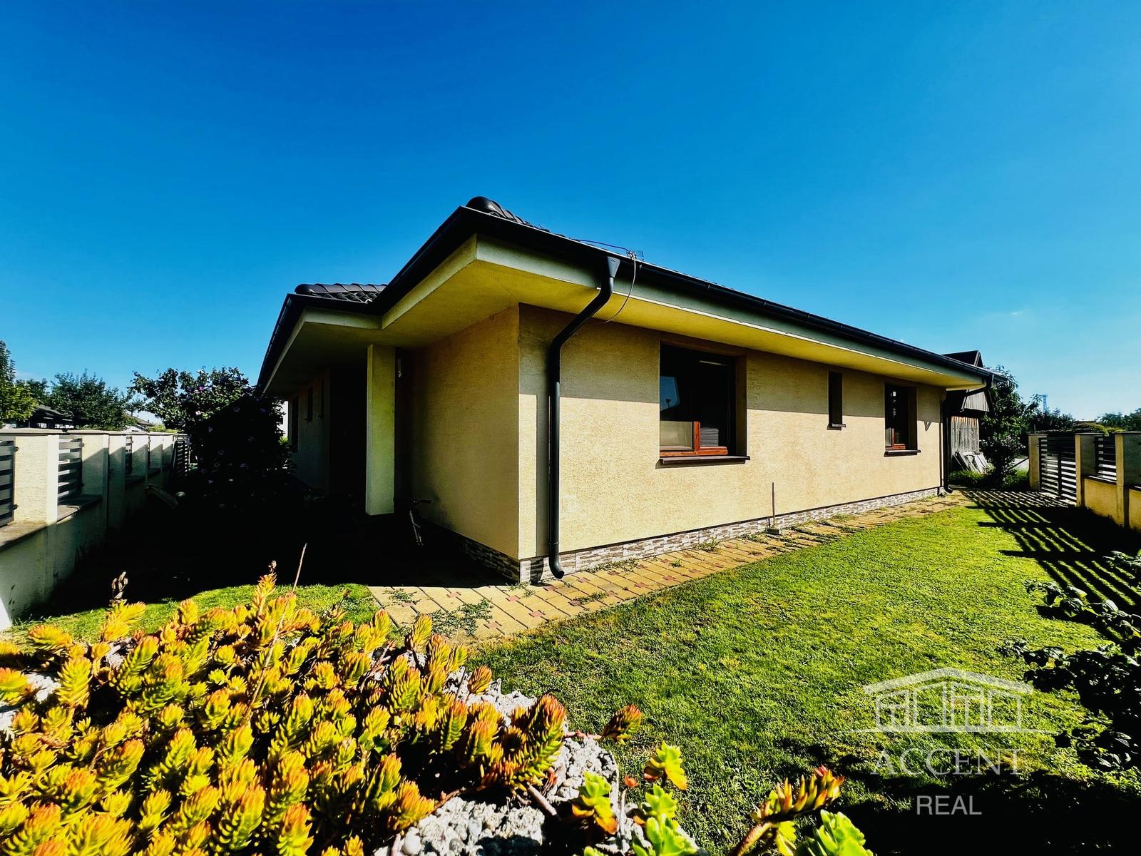 ZNÍŽENÁ CENA- PRIESTRANNÝ 4-IZBOVÝ BUNGALOV (188M2) S GARÁŽOU A S PEKNÝM POZEMKOM (550M2) LEN 4KM OD SENCA - HRUBÝ ŠÚR – fotka 2