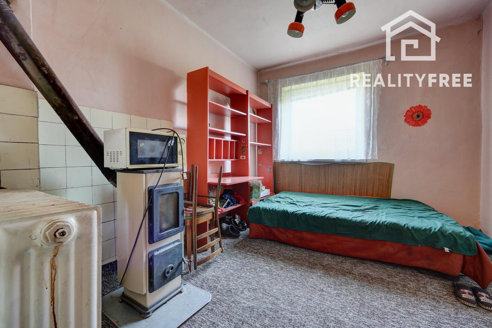 Na predaj rodinný dom na pozemku 904 m² (šírka 24 m) s kompletnými sieťami – Hrubý Šúr – fotka 2