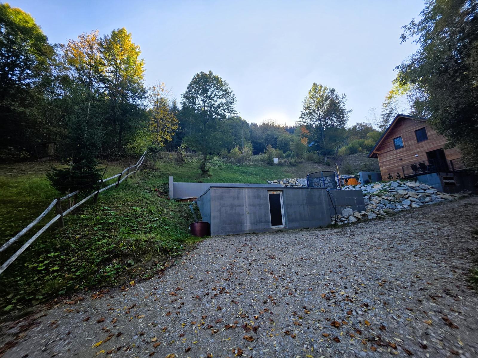 Stavebný pozemok na rekreačnú chatu so stavebným povolením a pivnicou. Horná Mariková. – fotka 2