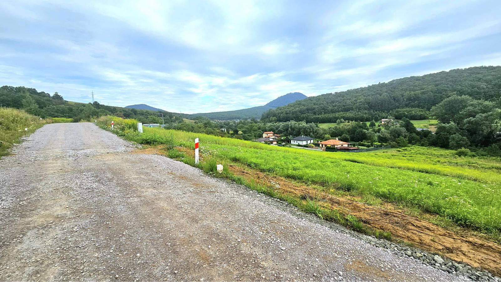 Stavebný pozemok s IS v novej lokalite – Kanaš (1063 m²) – fotka 2