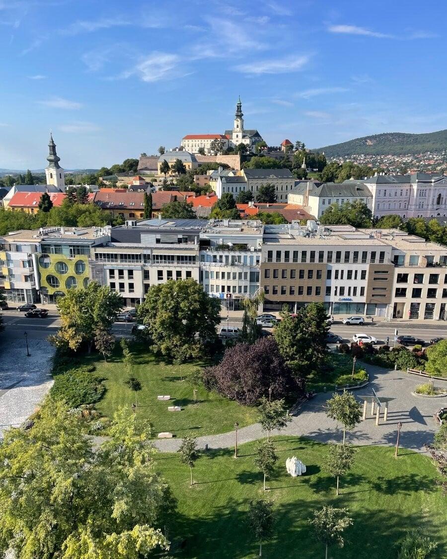 Bývanie v srdci Nitry - priestranný 2-izbový byt s terasou a garážovým státím