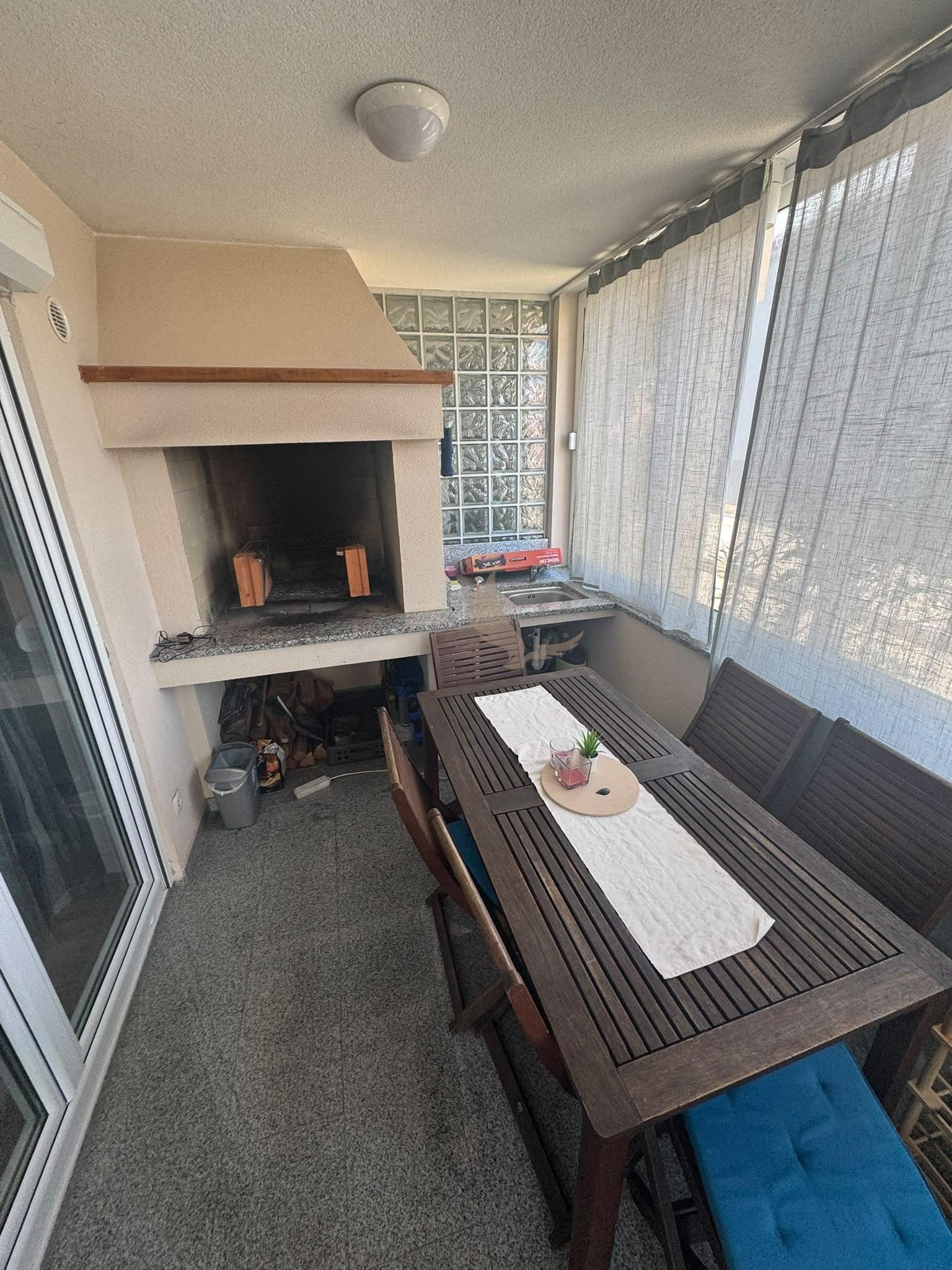 CHORVÁTSKO, VIR – Čarovný 3-izbový apartmán s podlahovým kúrením, krbom a predzáhradkou len 350 m od mora – fotka 2