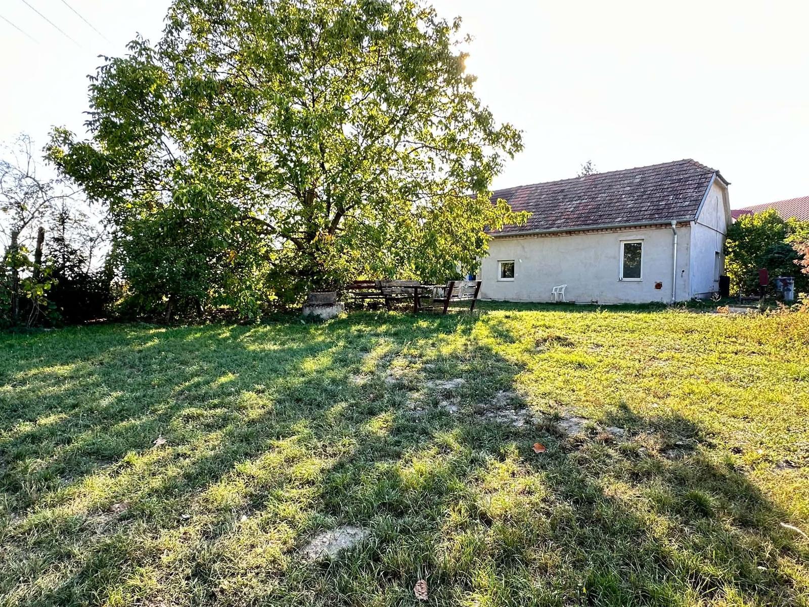 Na predaj starší, čiastočne zrekonštruovaný 3 izbový rodinný dom v obci Okoč