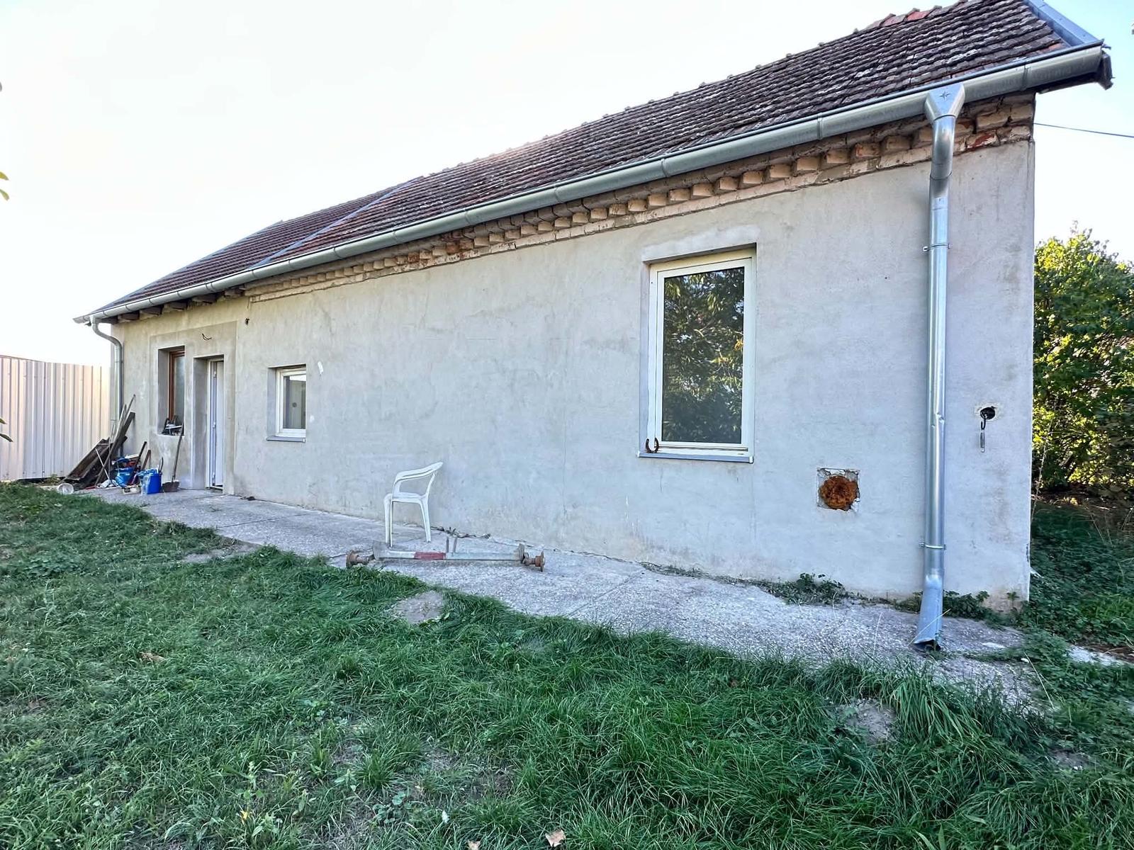 Na predaj starší, čiastočne zrekonštruovaný 3 izbový rodinný dom v obci Okoč – fotka 2