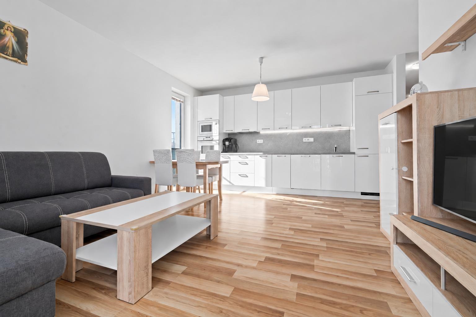BE.LIVE COMPANY- PREDAJ-SVETLÝ 3-IZBOVÝ BYT S DVOMA BALKÓNMI A PARKOVANÍM – NA PIESKU, RUŽINOV – fotka 2