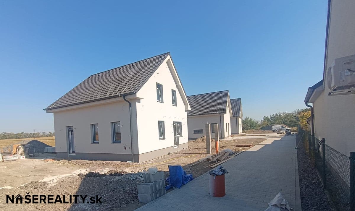 SKOLAUDOVANÉ! Samostatne stojaci 4 izb. rodinný dom s úžitkovou plochou 120m² v obci Kalinkovo – fotka 2
