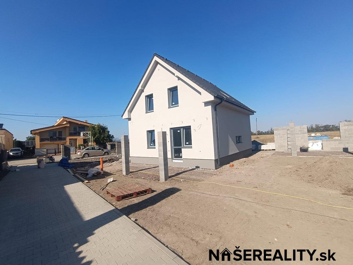 SKOLAUDOVANÉ! Samostatne stojaci 4 izb. rodinný dom s úžitkovou plochou 120m² v obci Kalinkovo