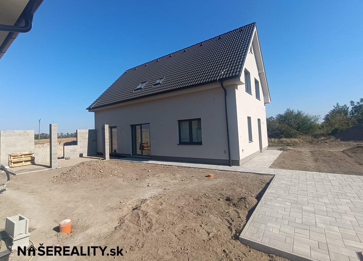 SKOLAUDOVANÉ! Samostatne stojaci 6 izb. rodinný dom s ÚP 167m² v obci Kalinkovo