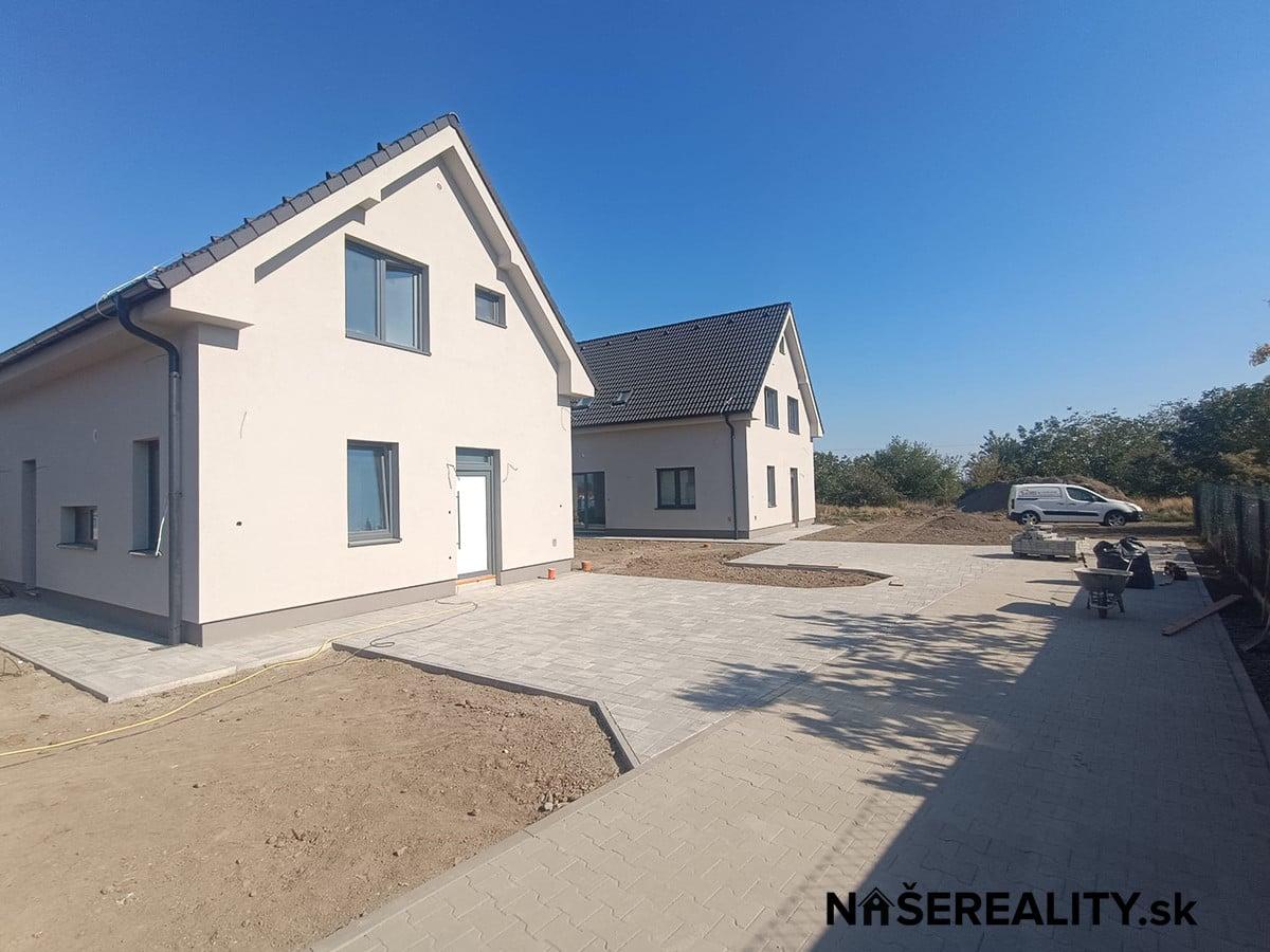 SKOLAUDOVANÉ! Samostatne stojaci 6 izb. rodinný dom s ÚP 167m² v obci Kalinkovo – fotka 2