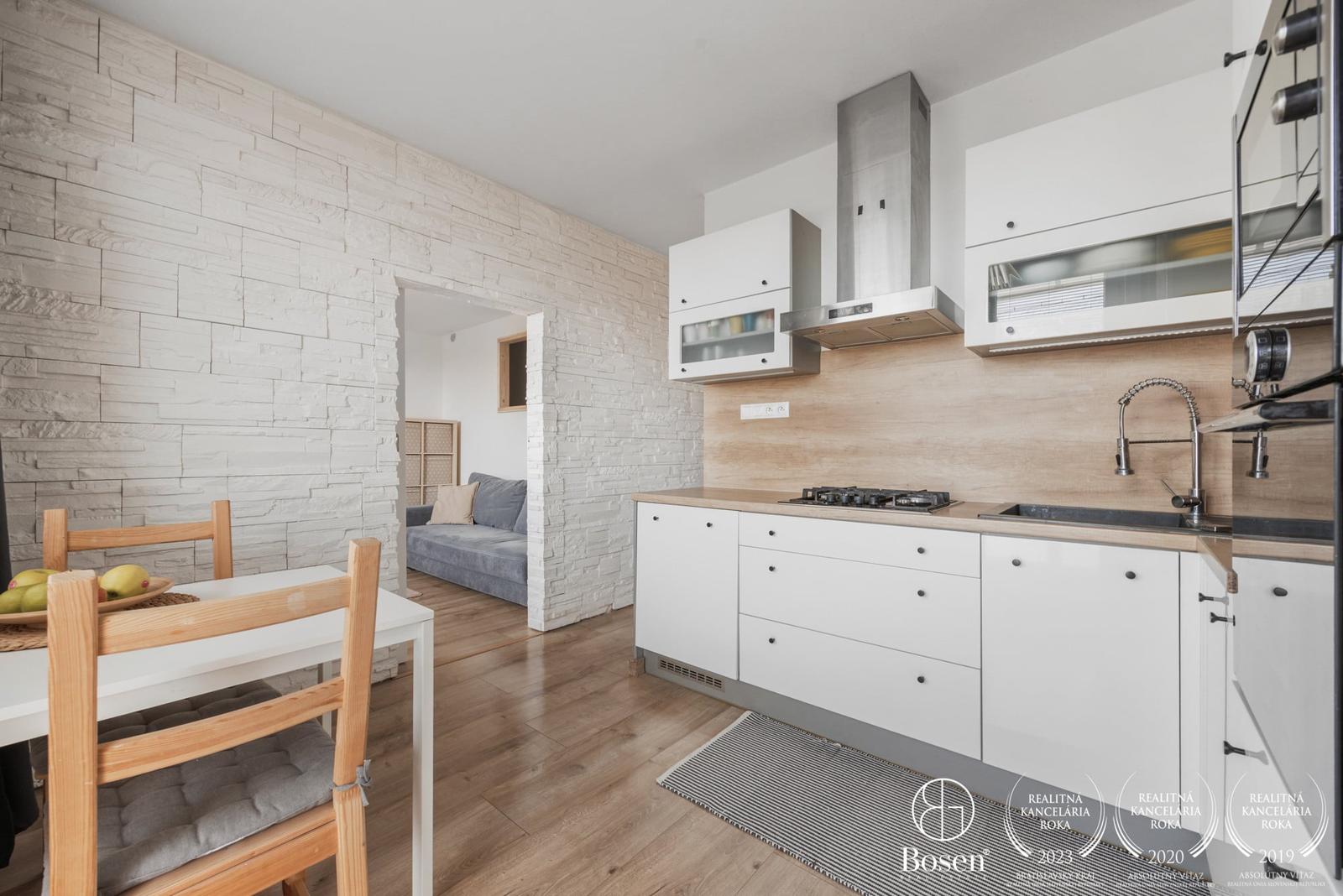BOSEN| 2 izbový byt, 66m2+balkón, čiastočne prerobený na 3 izbový, Školské Námestie