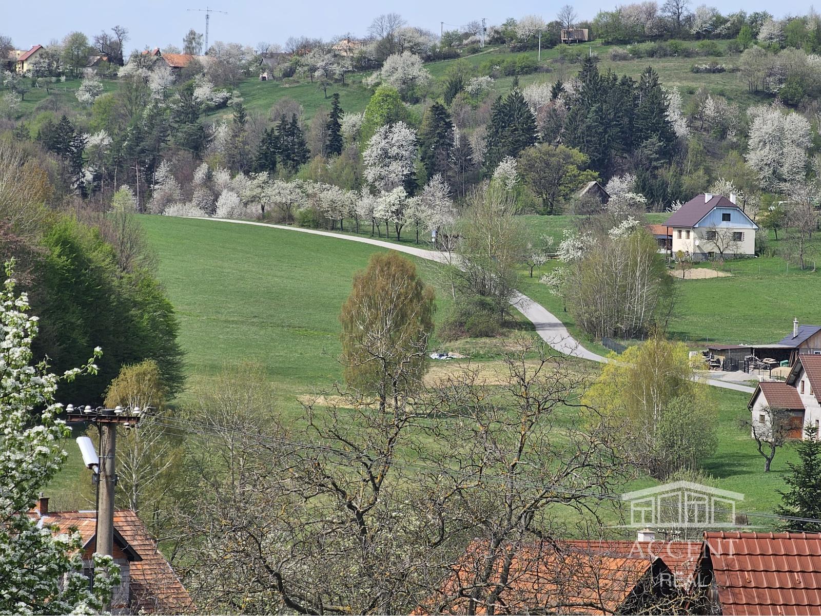 ACCENT REAL -  POSLEDNÝ VOĽNÝ STAVEBNÝ POZEMOK(758M2) V MALEBNOM PROSTREDÍ HORNÝCH HÁMROV – fotka 2