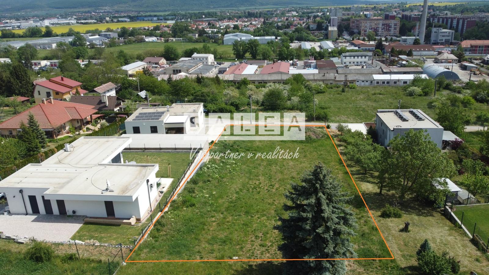 Krásny pozemok na stavbu 1 alebo 2 rodinných domov Zlaté Moravce – fotka 2