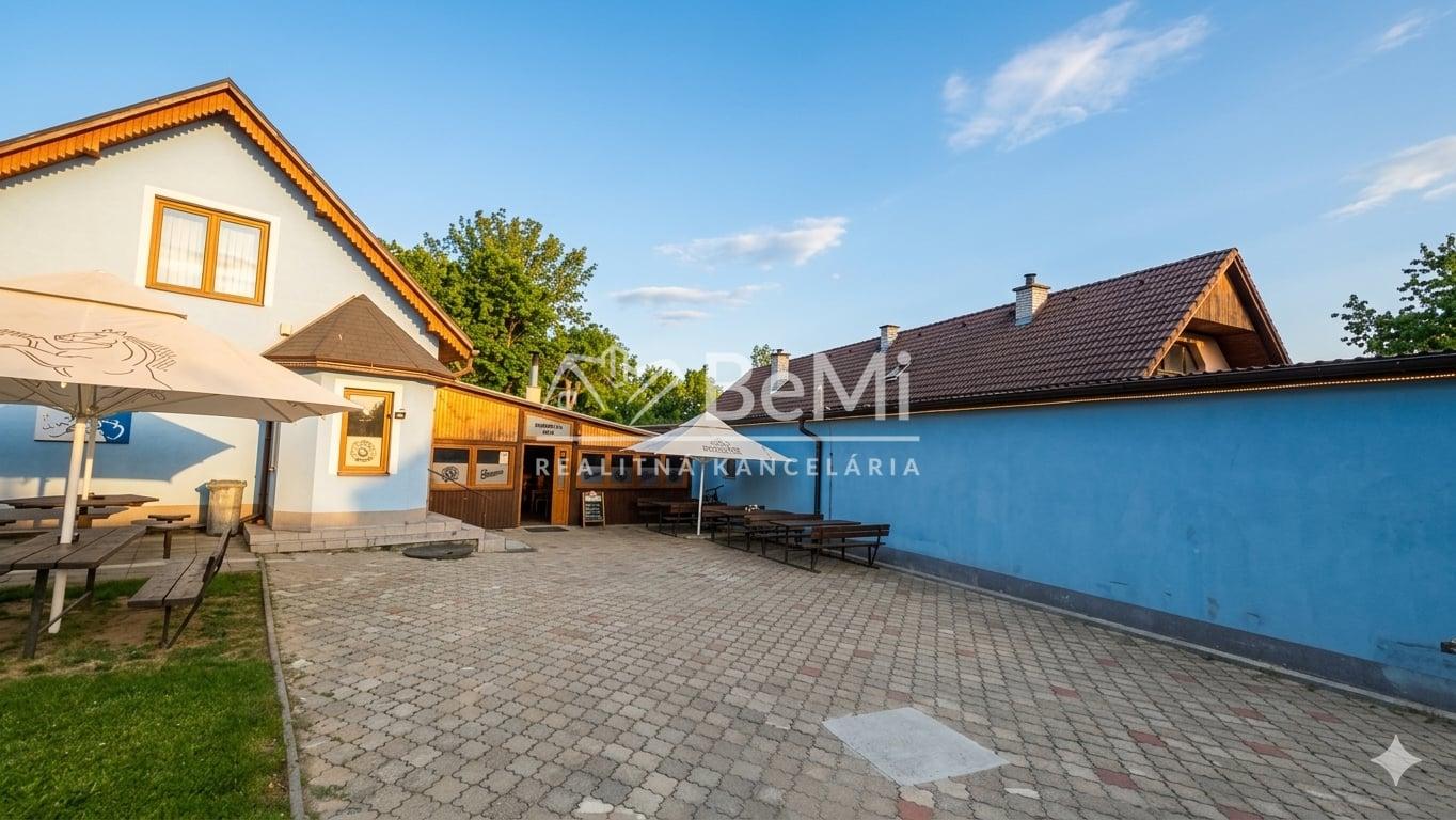Zabehnutý Polyfunkčný objekt na predaj so zariadením