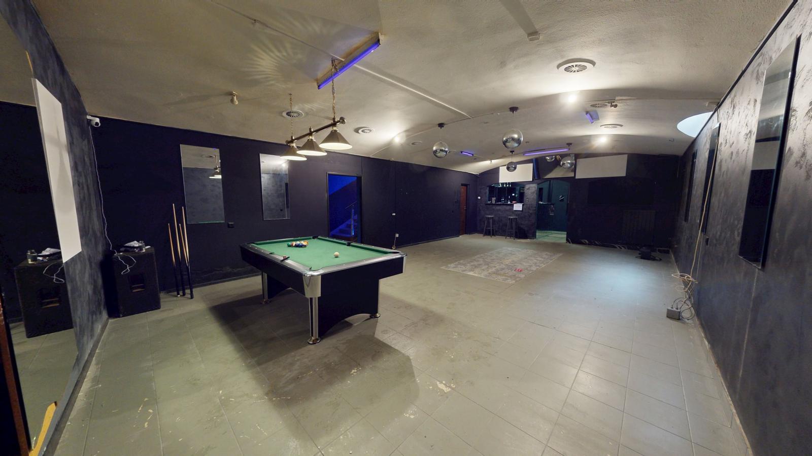 Na prenájom priestor kde bol nočný bar, bývalý striptízový podnik Black & White, v centre Trenčína