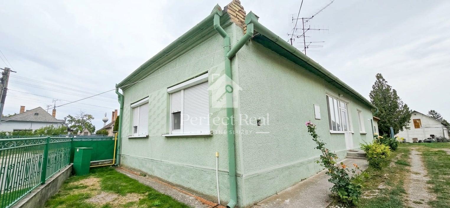 Priestranný 4-izbový rodinný dom  v tichej  obci Pataš