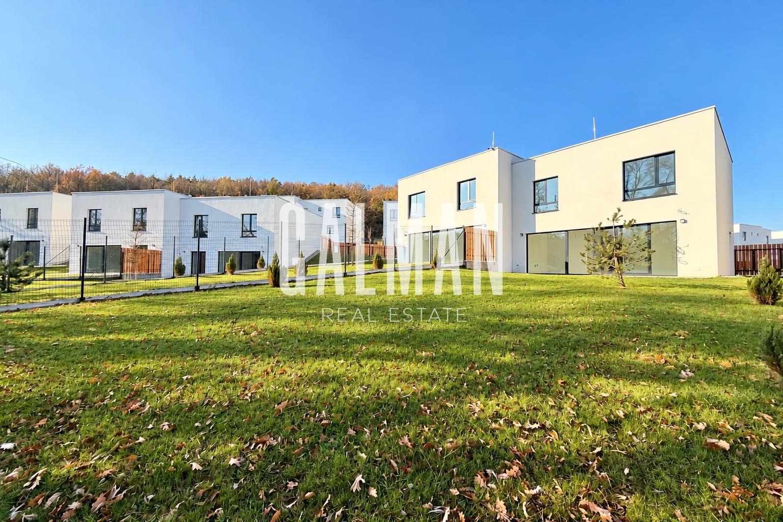 Moderný 5i RODINNÝ DOM s TOP dispozíciou, orientáciou a veľkou výmerou záhrady , BA IV. Dúbravka, ul. Pod Kopčekmi, 475 m2