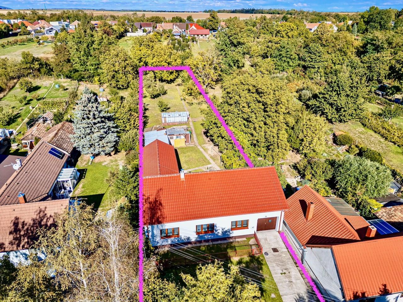 RODINNÝ DOM PO KOMPLETNEJ REKONŠTRUKCII S VEĽKOU ZÁHRADOU A HOSPODÁRSKYM ZÁZEMÍM – VIŠTUK