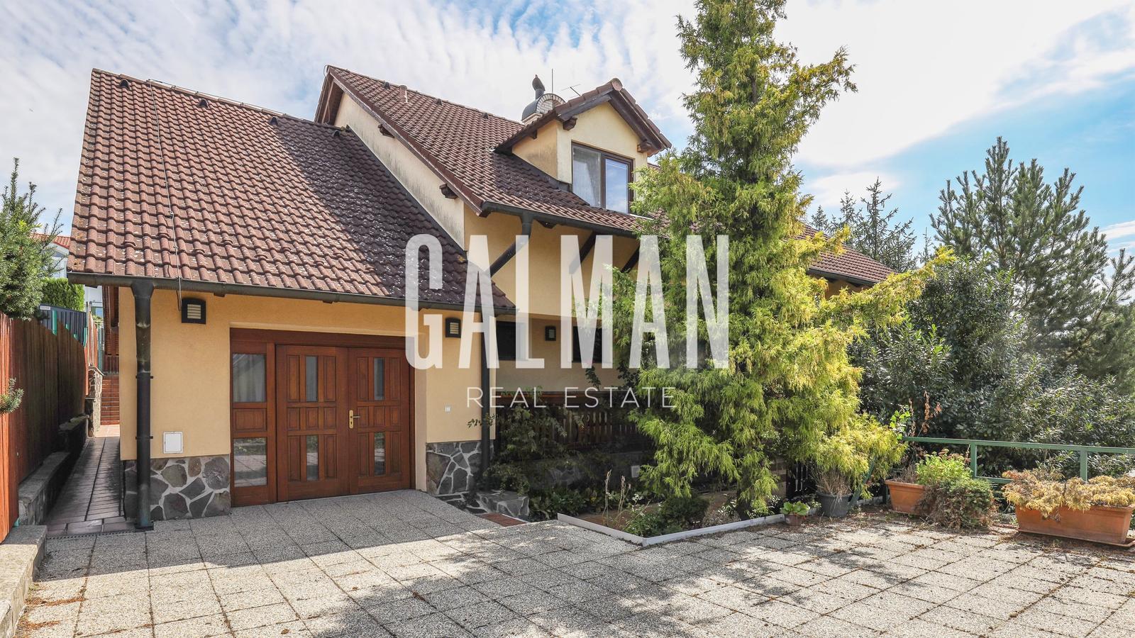 Priestranný rodinný dom na konci slepej ulice + dielňa + vinná pivnica + fitness miestnosť + terasa, pozemok 745 m2