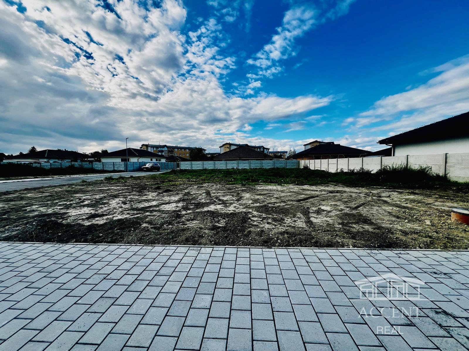 ACCENT REAL - PEKNÝ STAVEBNÝ POZEMOK SO SKOLAUDOVANÝMI SIEŤAMI (607M2) - MOST PRI BRATISLAVE