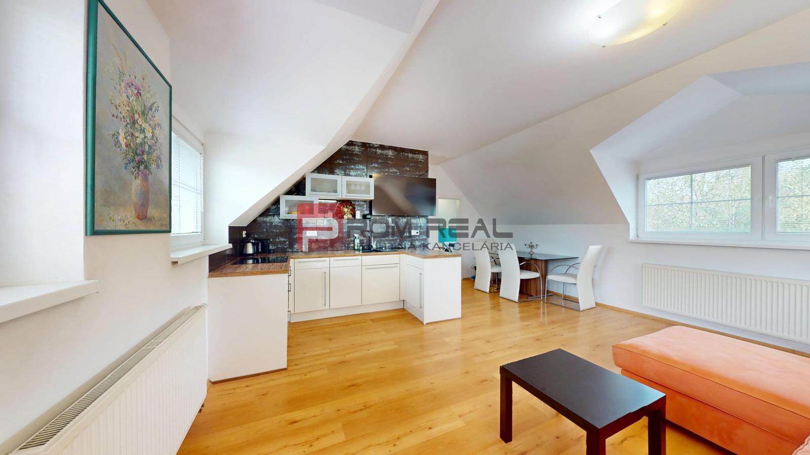 3D OBHLIADKA - Veľký 2-izbový podkrovný byt s rozlohou 62 m2 + terasa –Alžbetin dvor – fotka 2