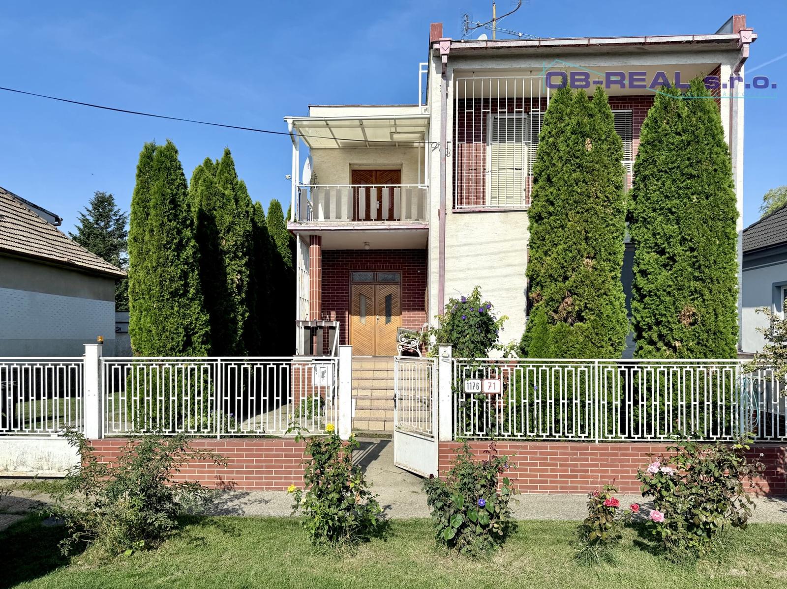 Predaj 3-podlažného 4-izb RD zast. plocha 175m2 + garáž 25m2, pozemok 869m2 - Funkčný, ihneď voľný.