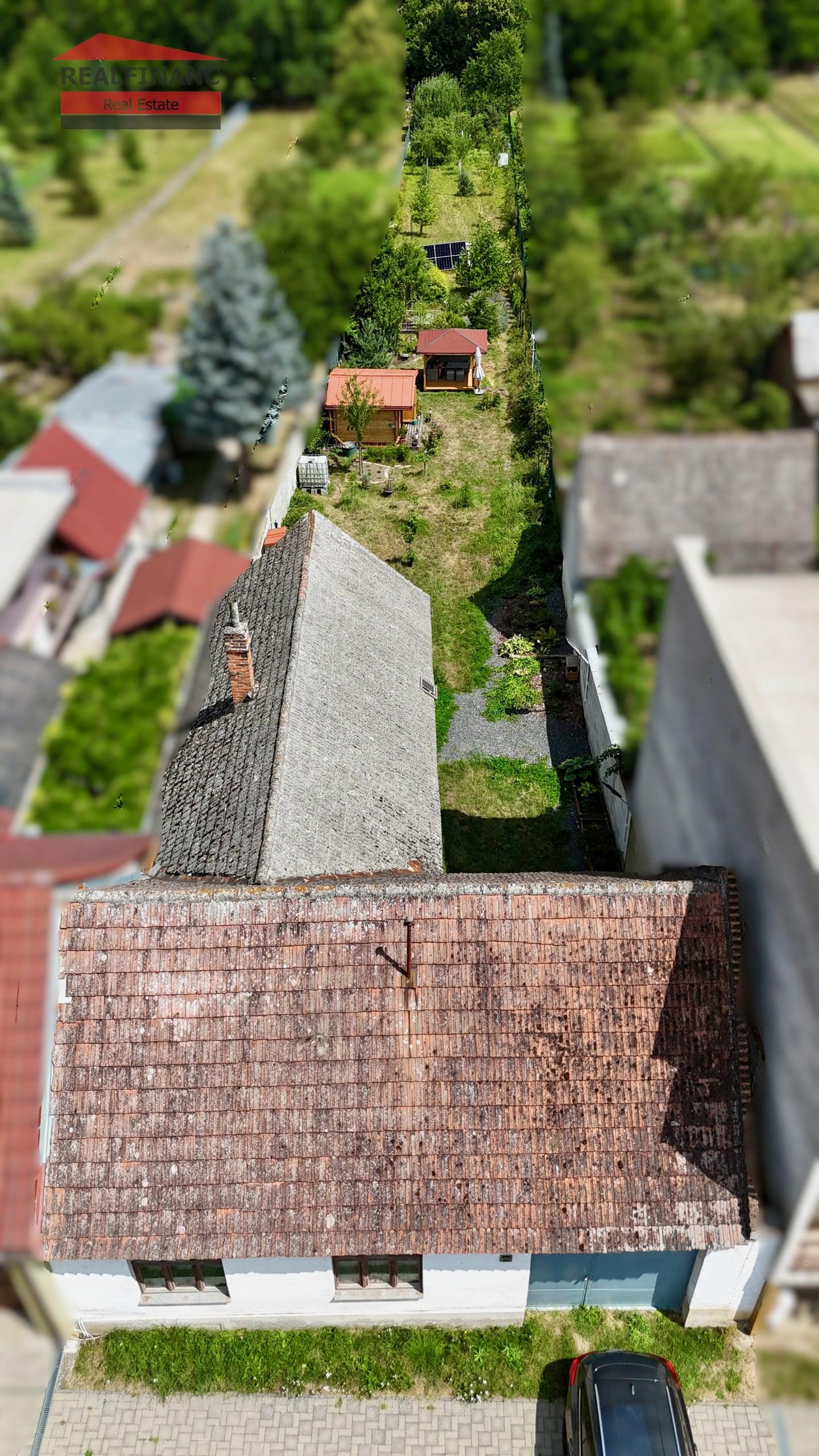 Na predaj SLNEČNÝ stavebný pozemok so starším rodinným domom v obci Kátlovce – fotka 2