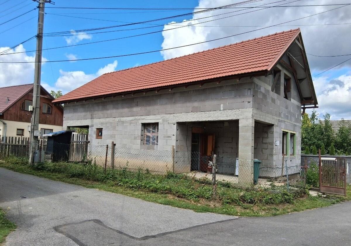 RODINNÝ DOM V KAMENNEJ PORUBE na predaj – HRUBÁ STAVBA-91m².