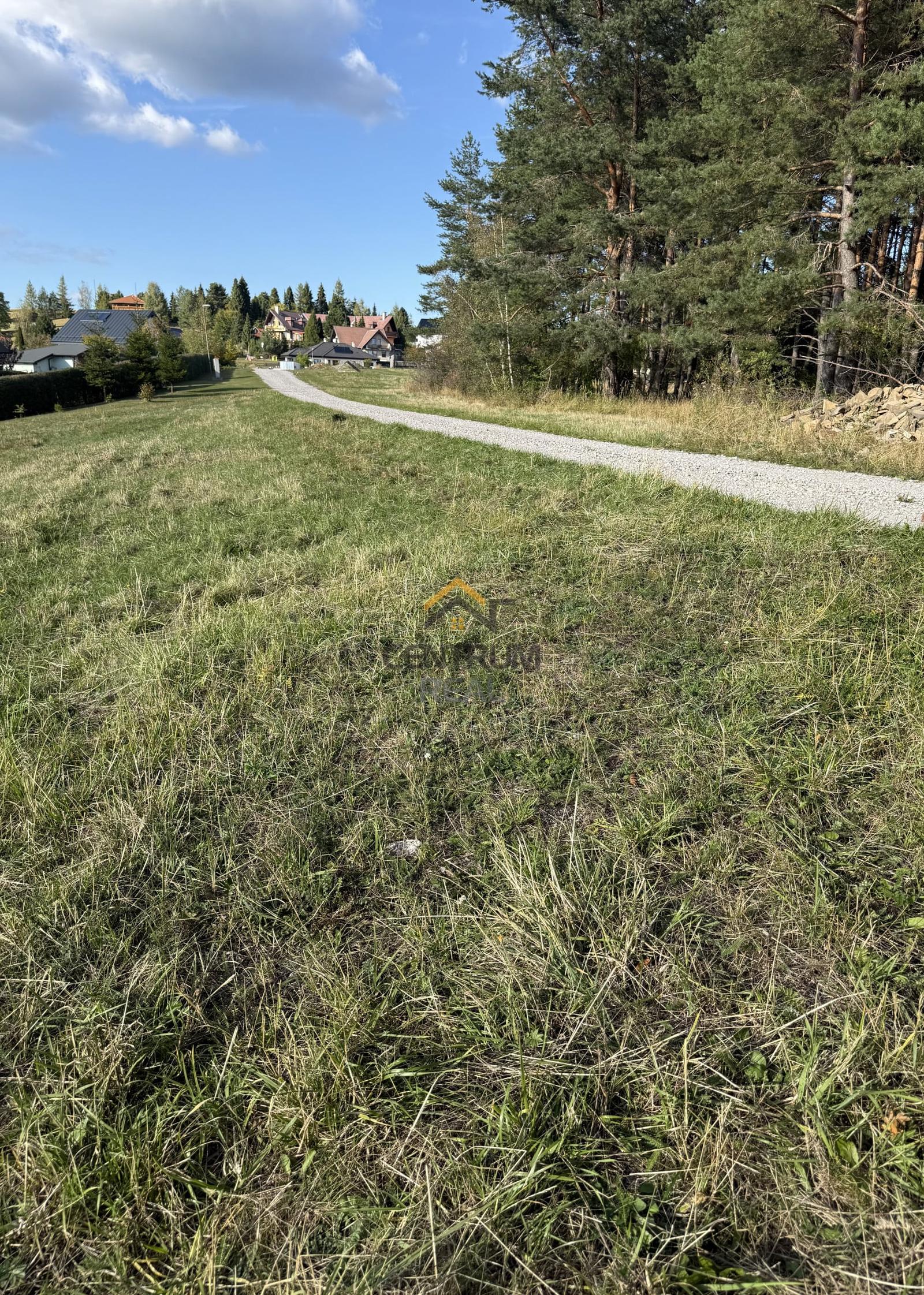 NA PREDAJ – NÁDHERNÝ POZEMOK pre výstavbu rodinného domu V OBCI ULOŽA S DYCHVYRÁŽAJÚCIMI VÝHĽADMI