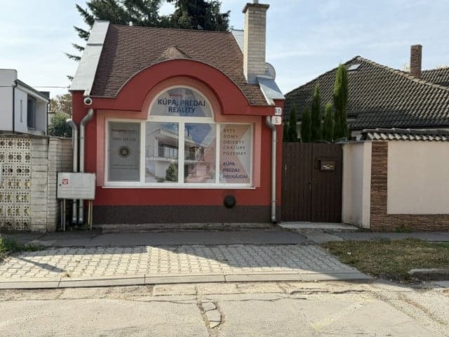 PREDAJ-MALÝ DOM S VLASTNÝM DVOROM V NOVÝCH ZÁMKOCH – IDEÁLNY NA BÝVANIE AJ PODNIKANIE – fotka 2