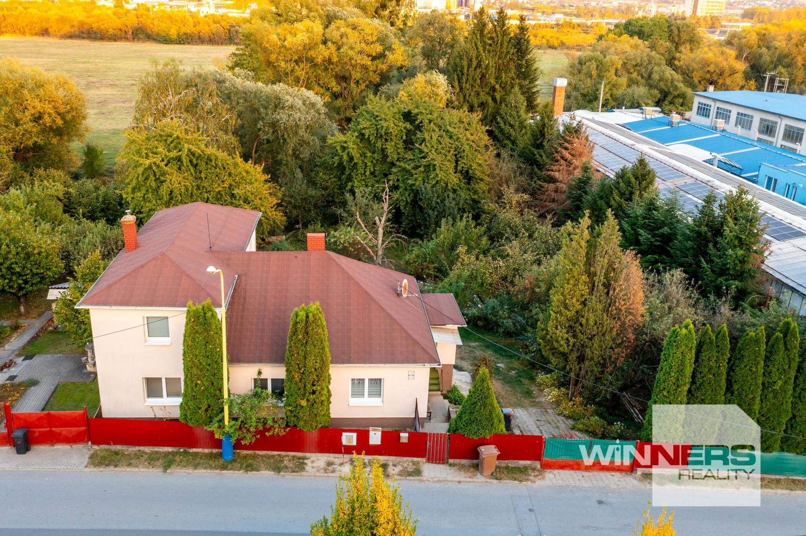 EXKLUZÍVNE NA PREDAJ: Priestranný rodinný dom s veľkým pozemkom v Prešove – K Surdoku!