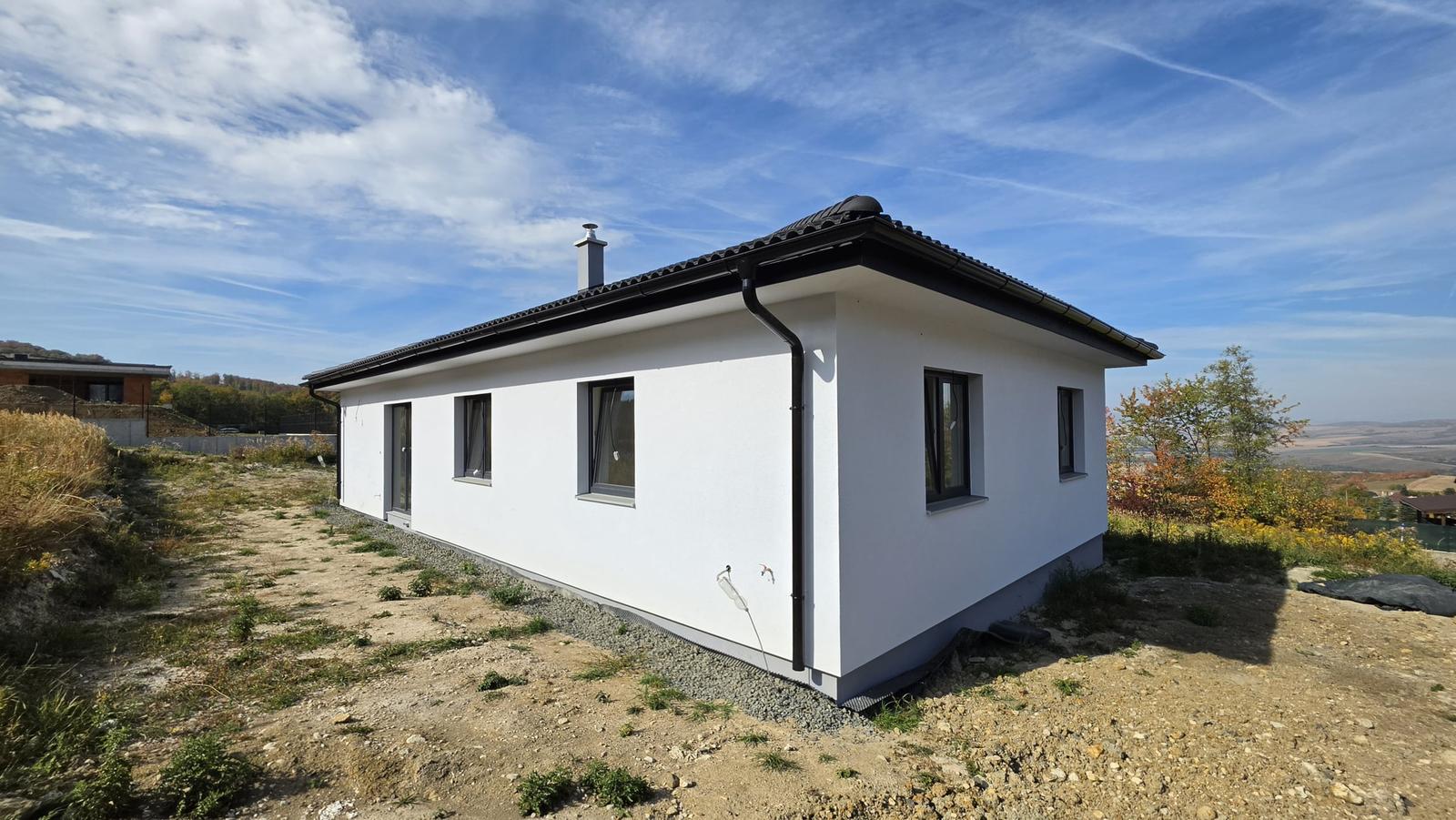 NOVOSTAVBA 4-IZBOVÉHO BUNGALOVU s terasou a krásnym výhľadom – Okružná pri Prešove