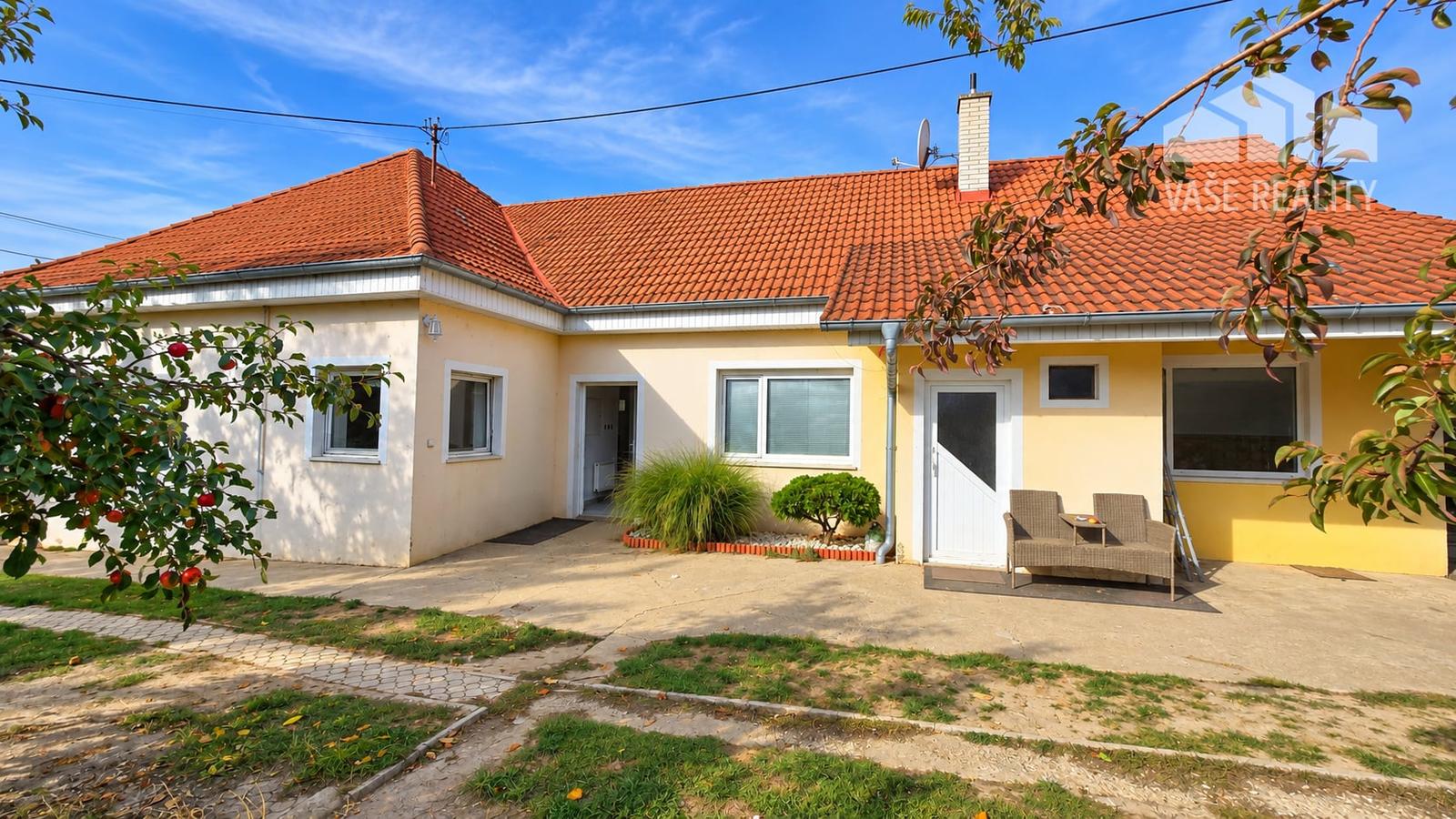NOVINKA V PONUKE! Rodinný dom s veľkorysým pozemkom 923 m², garážou – DUBOVANY