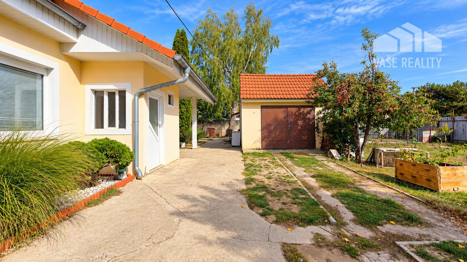 NOVINKA V PONUKE! Rodinný dom s veľkorysým pozemkom 923 m², garážou – DUBOVANY – fotka 2