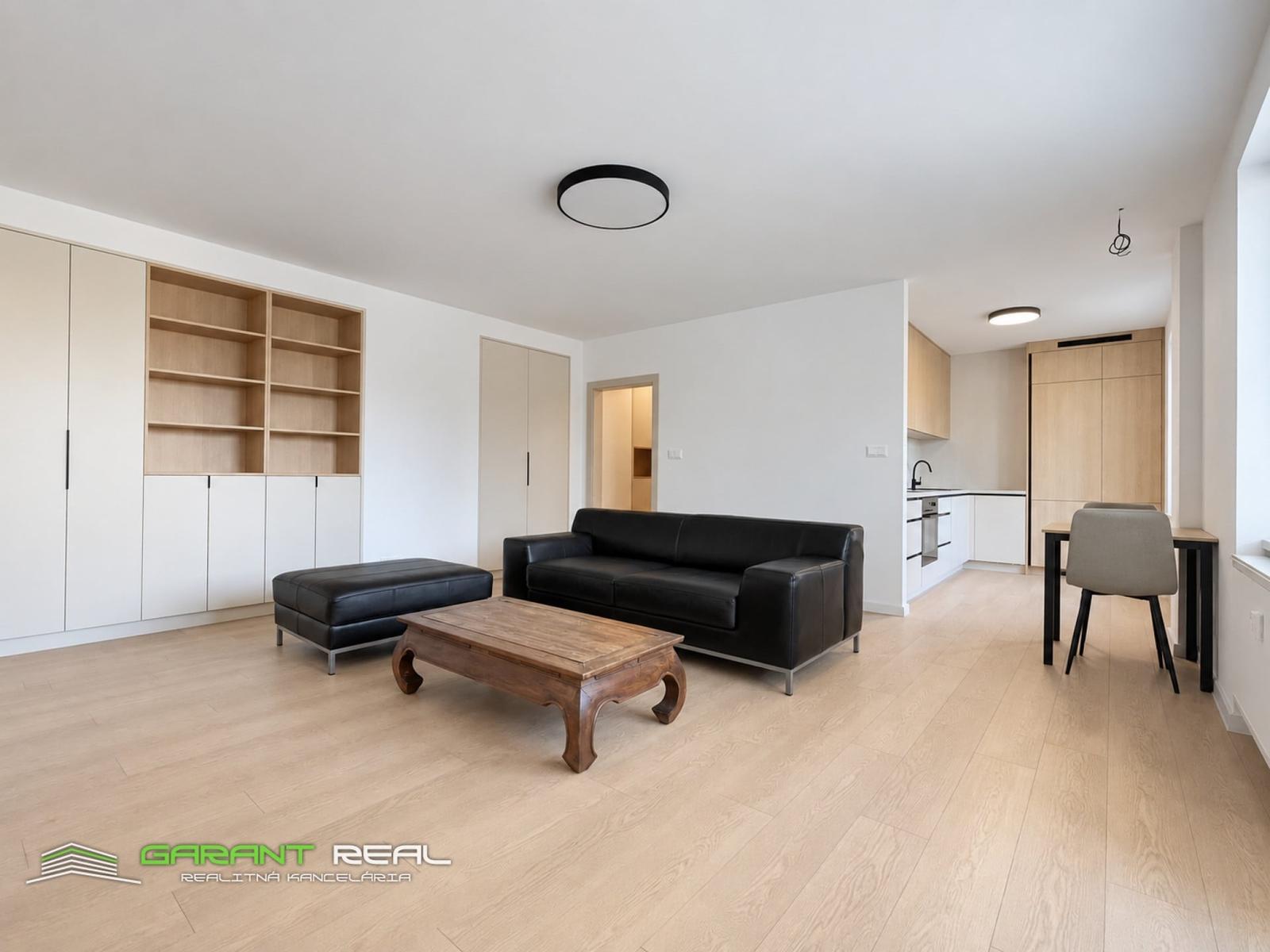 GARANT REAL – prenájom moderného 2-izbového bytu po kompletnej rekonštrukcii, 52 m², Pavlovičovo námestie, Prešov