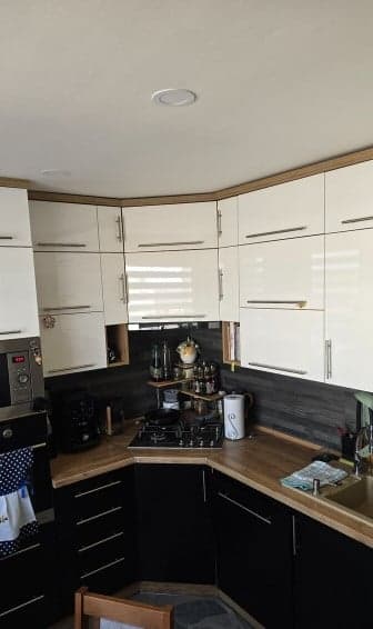 Na predaj priestranný 3-izbový byt s balkónom – Strážske
