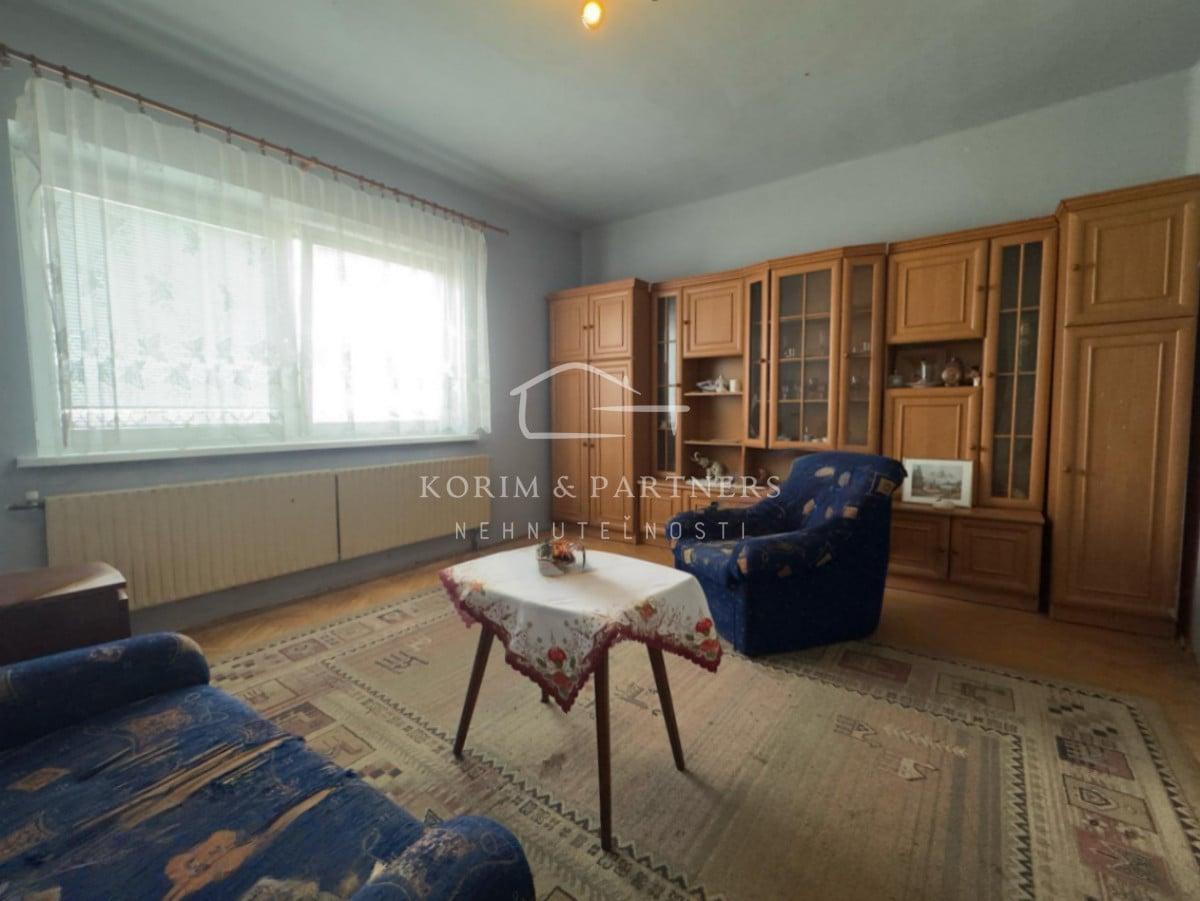 Dom s pozemkom 1500 m² a dvomi bytovými jednotkami mi v Iži – fotka 2