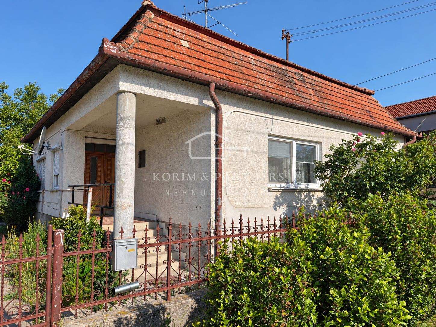 Dom s pozemkom 1500 m² a dvomi bytovými jednotkami mi v Iži