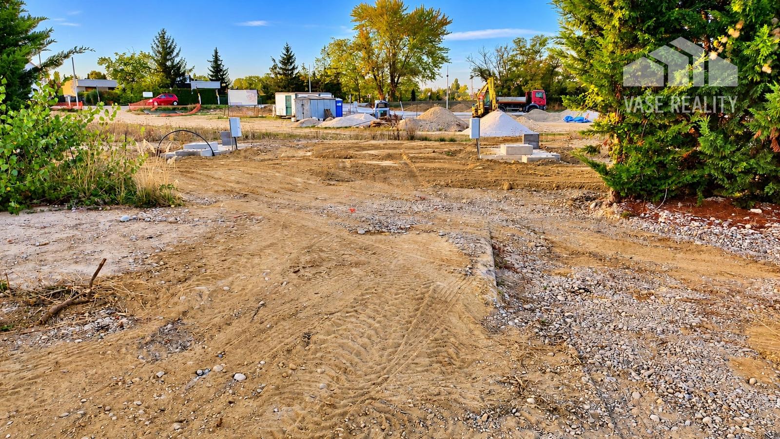 STAVEBNÝ POZEMOK 514 m² – RATNOVCE, LEN KÚSOK OD PIEŠŤAN – fotka 2
