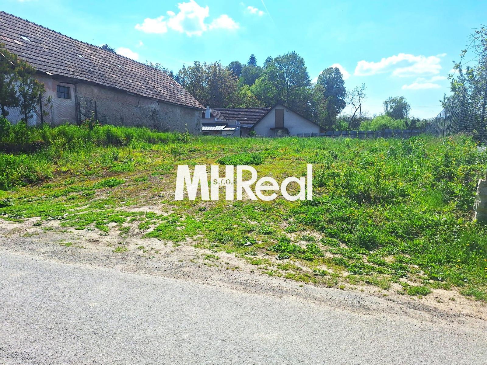 BAČKOVÍK - pekný, rovinatý pozemok so Stavebným povolením