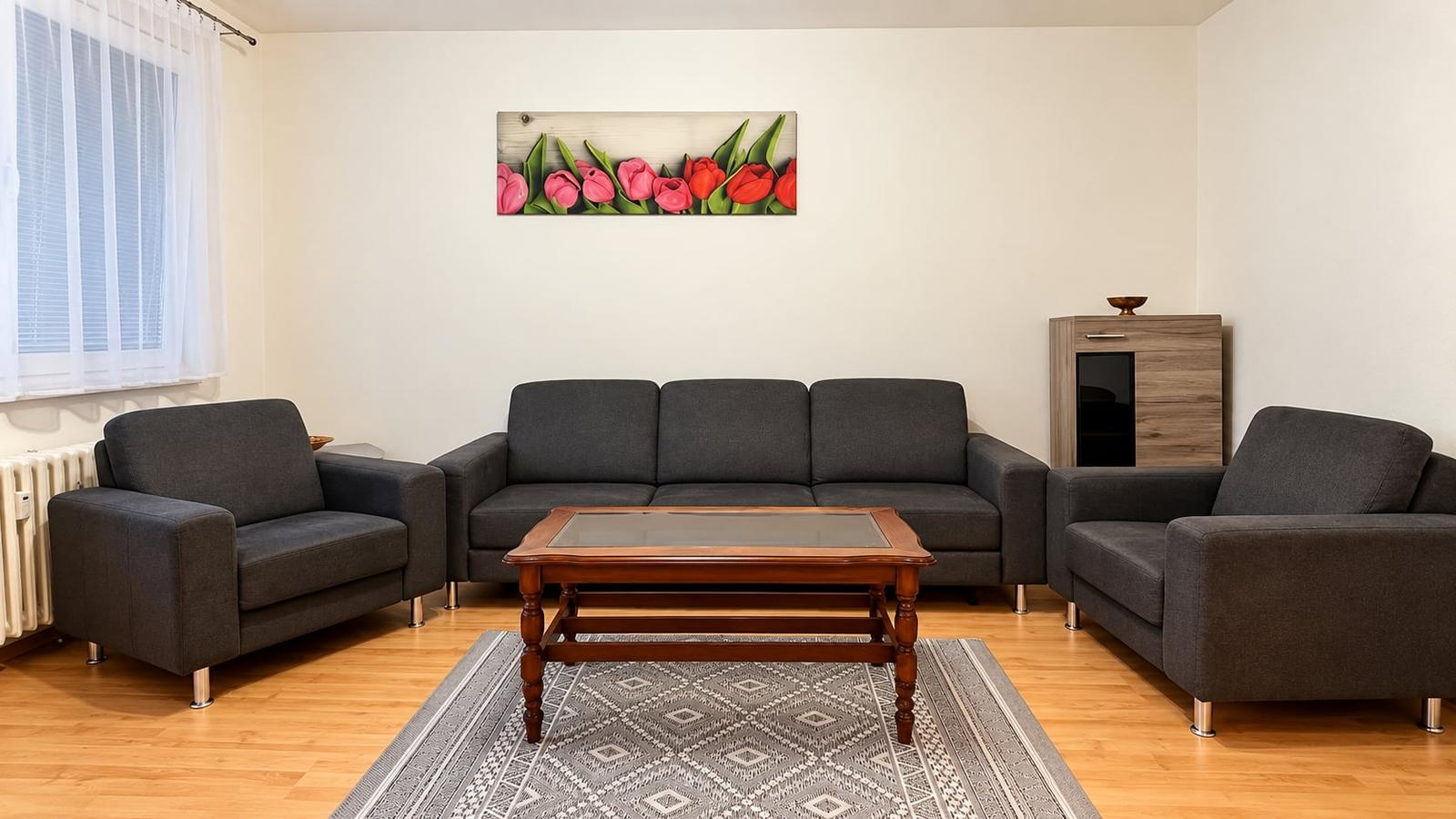 PRENÁJOM | Priestranný zariadený 3-izbový byt s veľkou loggiou – Popradská, Sekčov,  70 m² | 4. poschodie | Výťah | Zariadený | Voľný ihneď