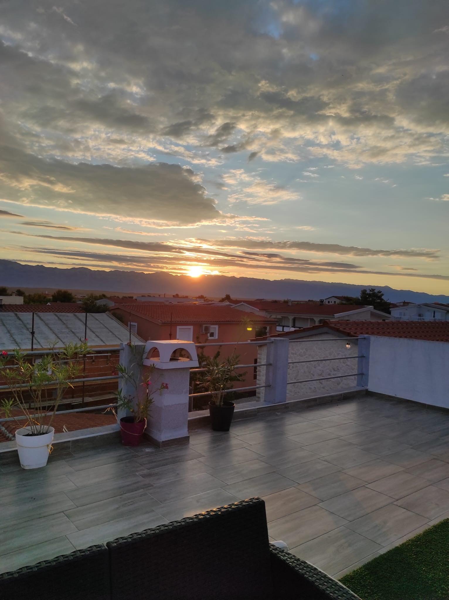 Chorvátsko, apartmán so strešnou terasou 400 m od mora.