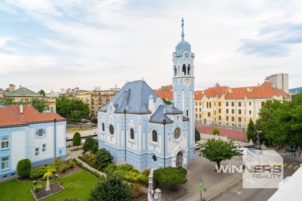 VÝNIMOČNÝ 3-IZBOVÝ BYT S IKONICKÝM VÝHĽADOM NA MODRÝ KOSTOLÍK | 2 LODŽIE, BALKÓN A 2 PARKOVACIE MIESTA – fotka 2