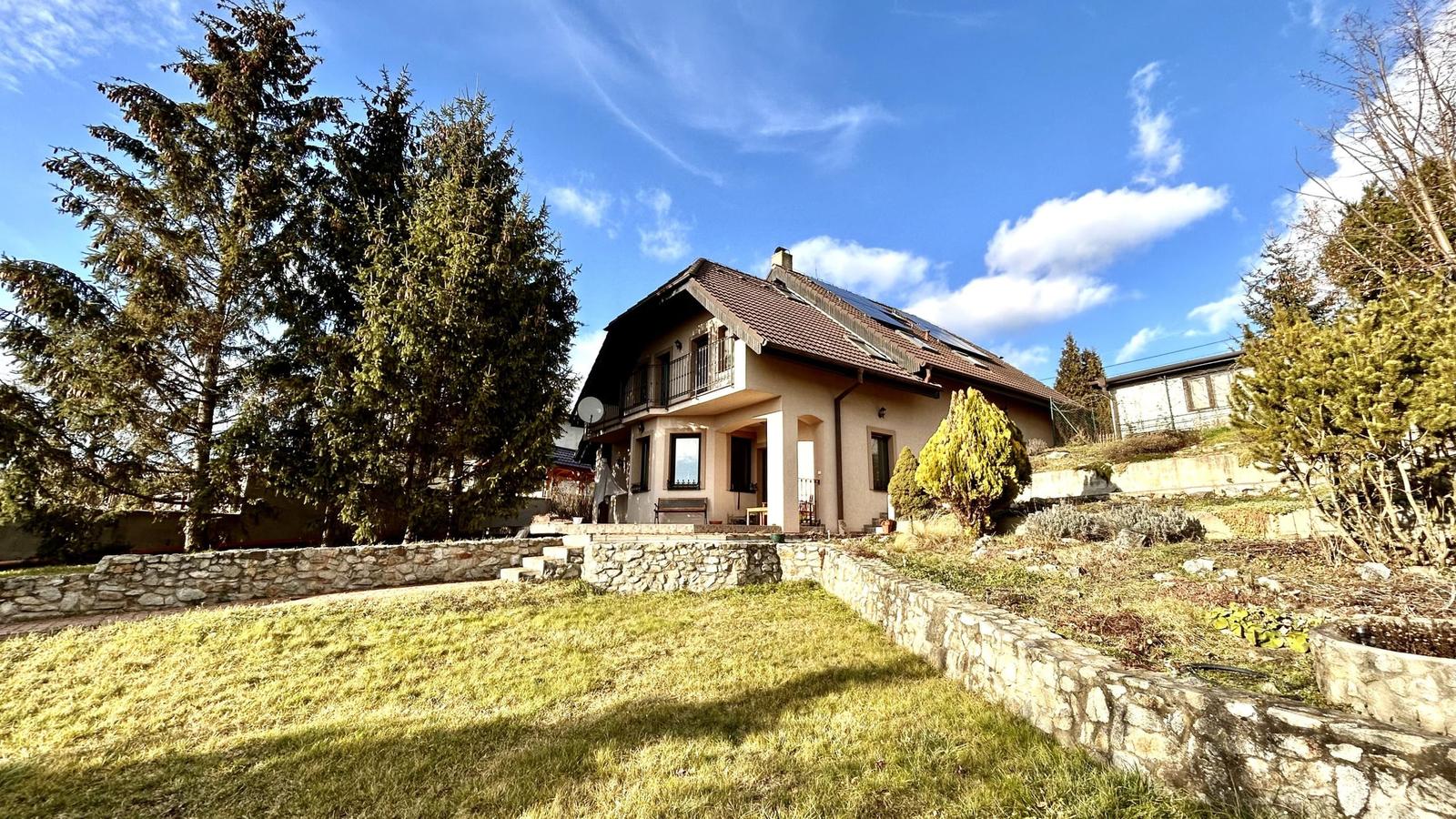 PREDANÝ 6 izbový rodinný dom s veľkorysým pozemkom v Pustých Úľanoch