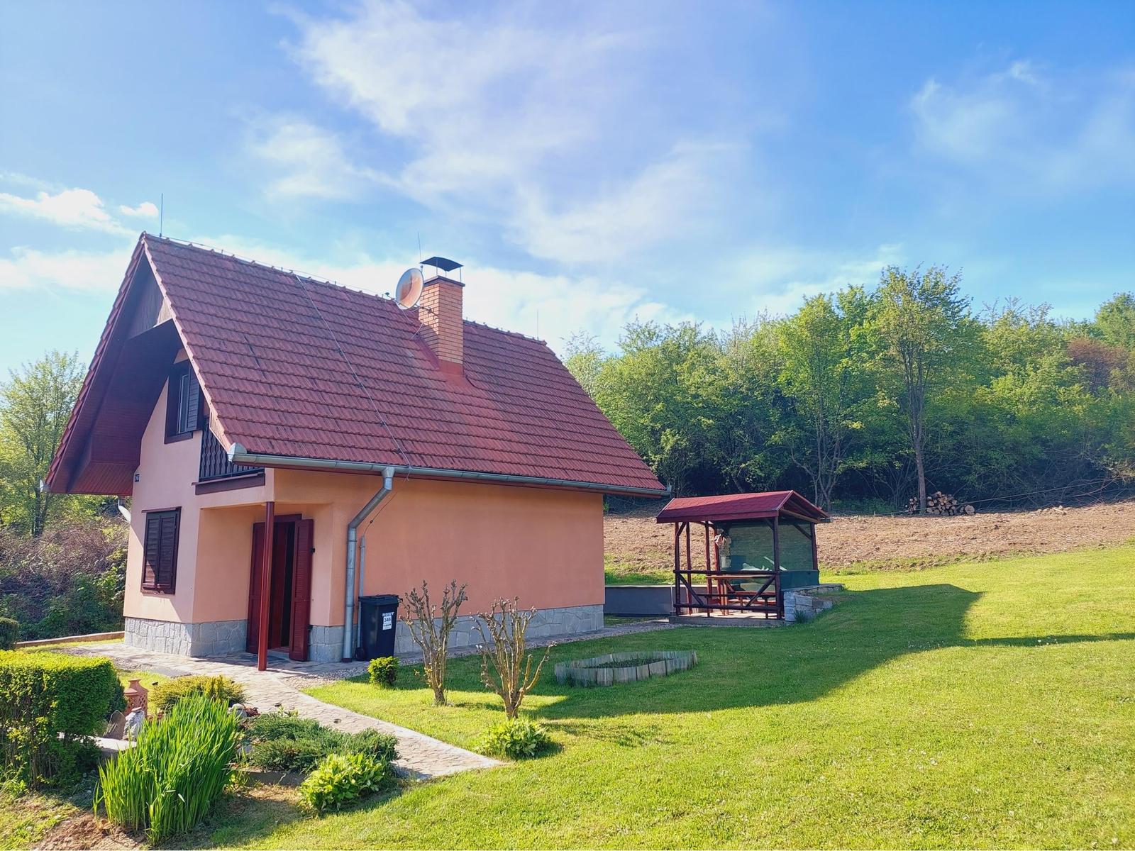 Na predaj murovaná poschodová rekreačná chata Domaša