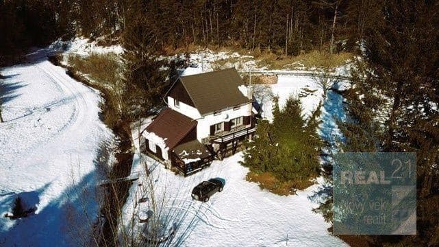 Exkluzívne u nás. Ponúkame na predaj rekreačný objekt, bývalý starý mlyn, v nádhernej lokalite Strážovských vrchov.