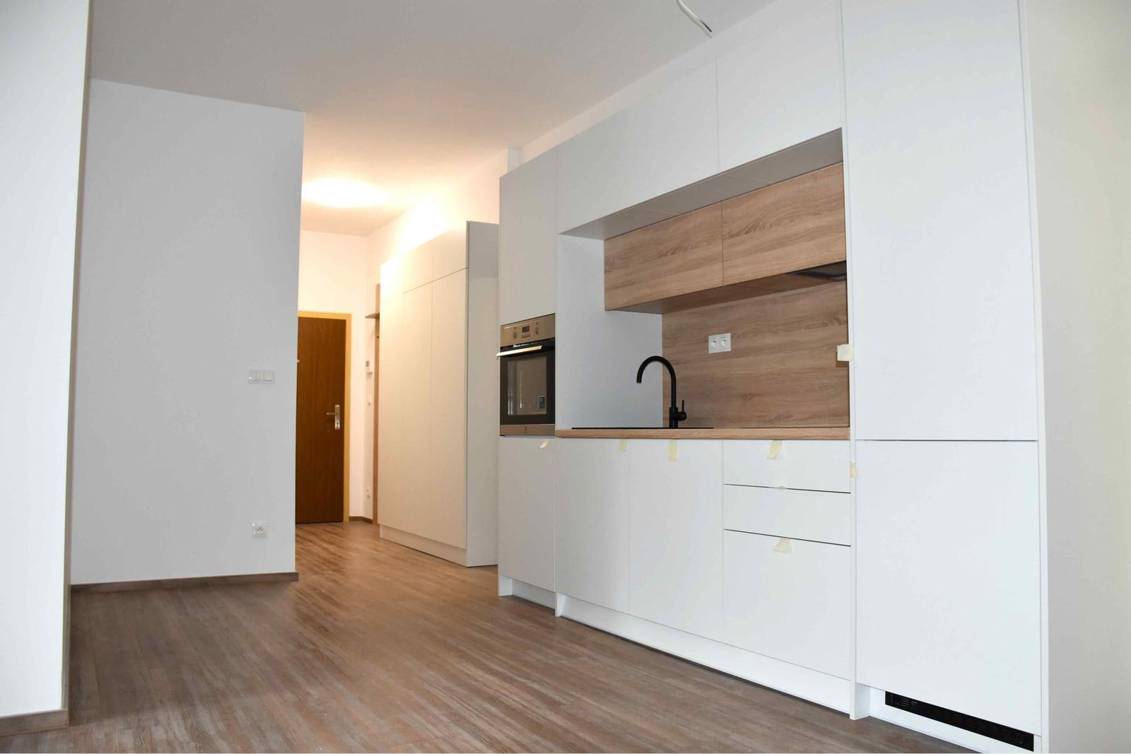 Čiastočne zariadený 2i byt s balkónom, kompletná rekonštrukcia, Staré Mesto, Gunduličova, Bratislava