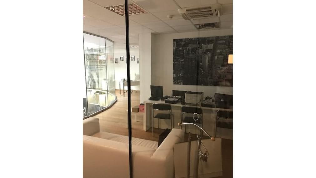 Obchodno-administratívny priestor v pasáži, s parkovaním, v centre