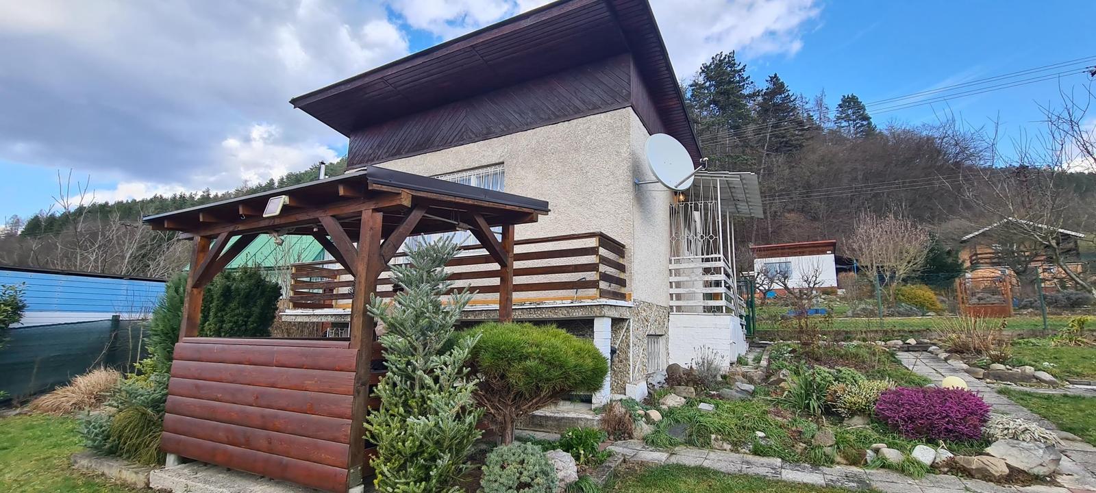 REZERVOVANÉ, predaj, murovaná chatka  Považský Chlmec, okr. Žilina