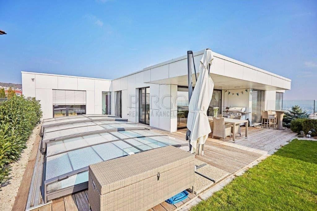 Moderná vila s bazénom a úžasným výhľadom na mesto